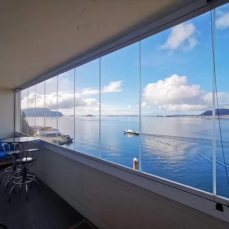 Private Room In Central Homestay Apartment With Ocean View Ålesund Exterior photo